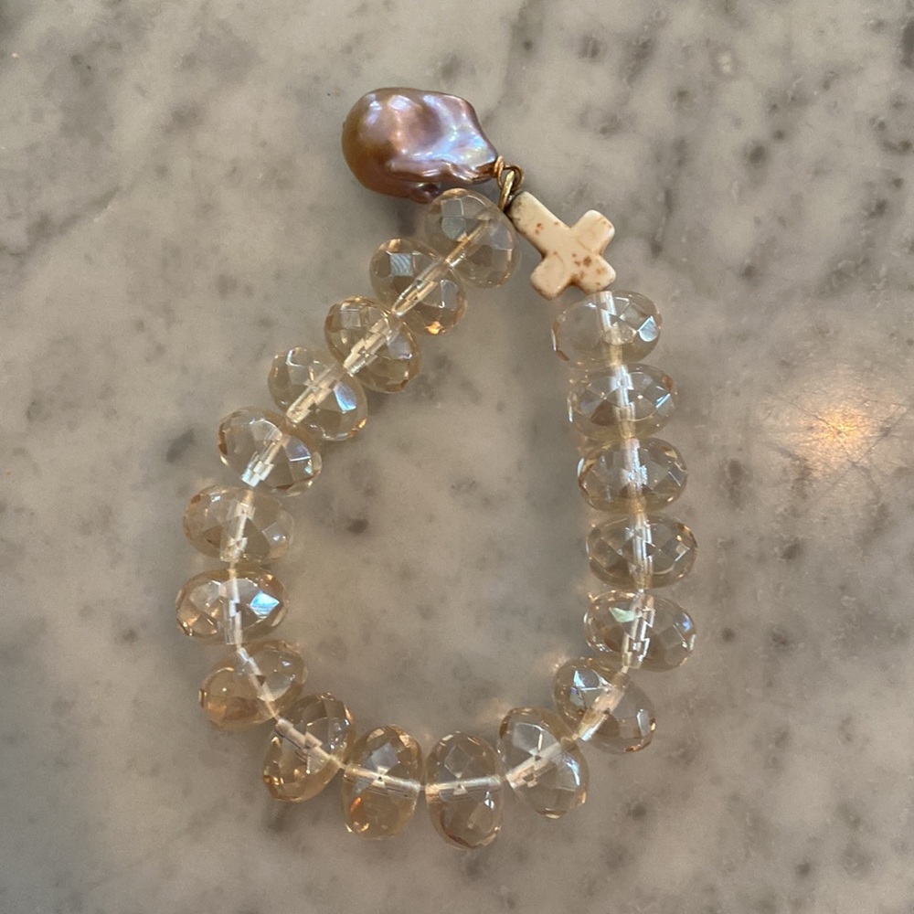 Bracelet with pearl and cross